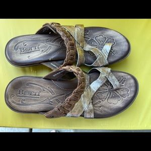 Born ladies sandals. New without tag…